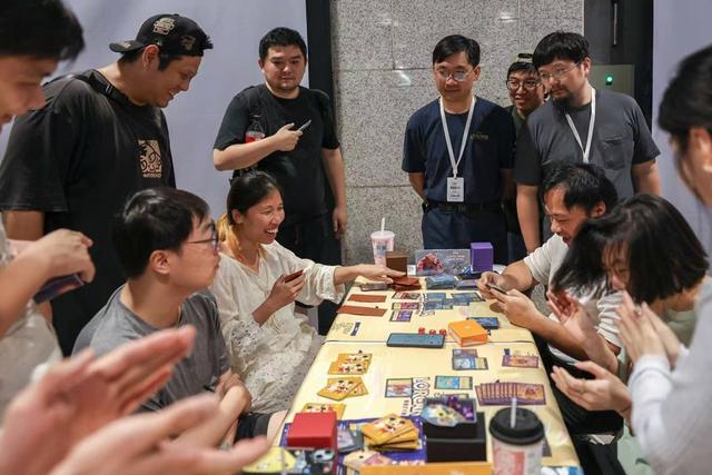来｜小小卡牌开启潮流新玩法pg电子平台让日常生活美起(图8)